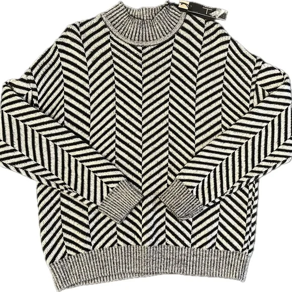 Tahari Printed Crew Neck Sweater, Size Large, NWT, Relaxed Fit, Soft & Stylish - Picture 2 of 9